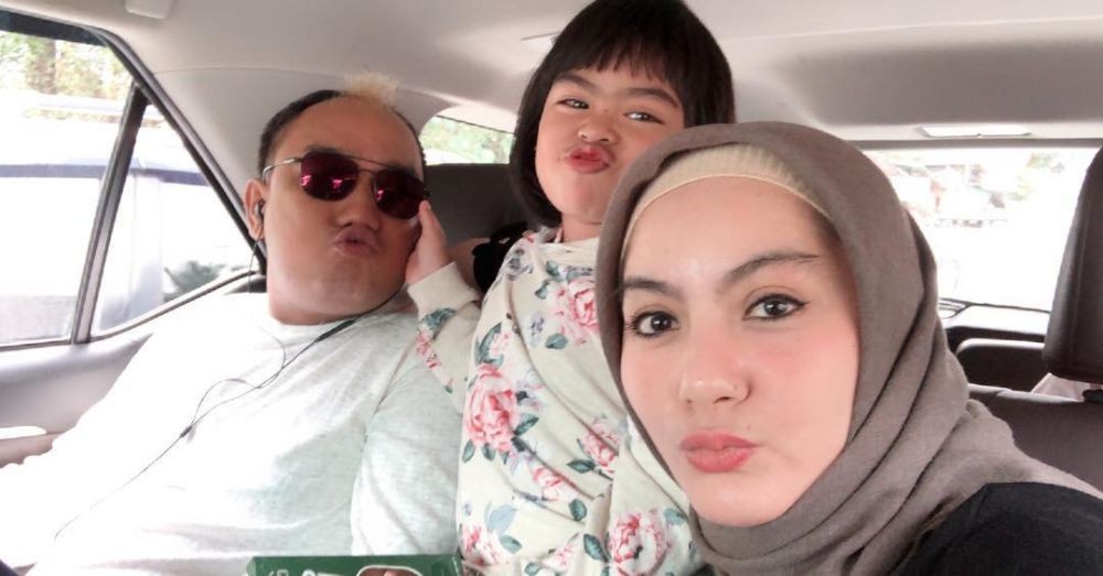 10 Potret Bahagia Azis Gagap Dan Istri Kedua Manis Banget Deh 