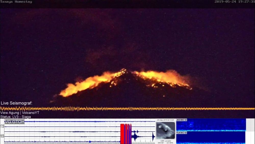 Gunung Agung Lontarkan Lava Pijar Sejauh 700 Meter