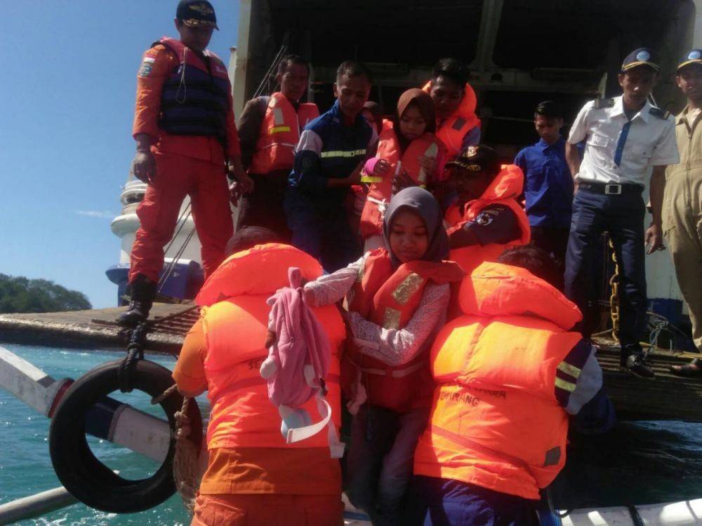 Kapal Feri Berisi 100 Orang Lebih Kandas di Pelabuhan Padangbai