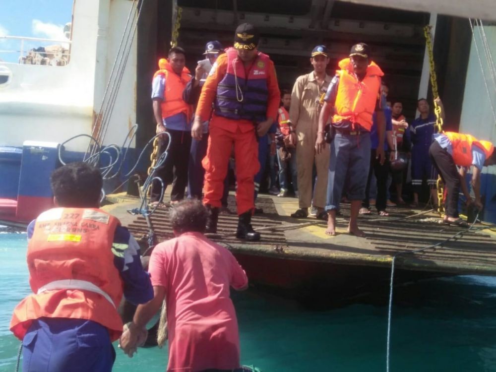 Kapal Feri Berisi 100 Orang Lebih Kandas di Pelabuhan Padangbai