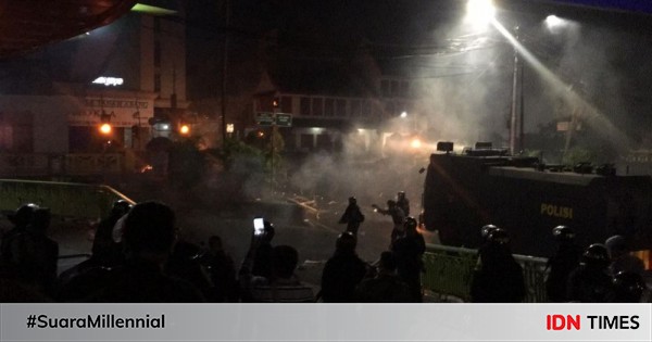 Di bawaslu malam itu, kami berburu berita dan cerita