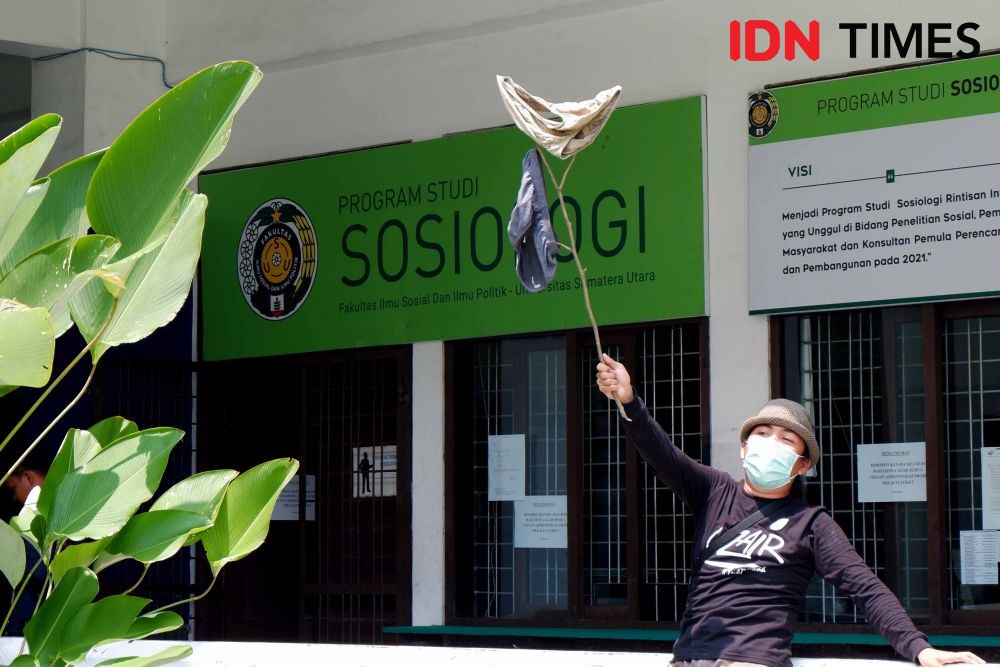 Tuntut Pemecatan Dosen Cabul di USU, Mahasiswa Pajang Celana Dalam