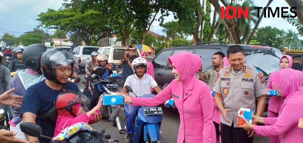 Kapolda Kaltim, Membagi Takjil dan Bukber di BOS Samboja