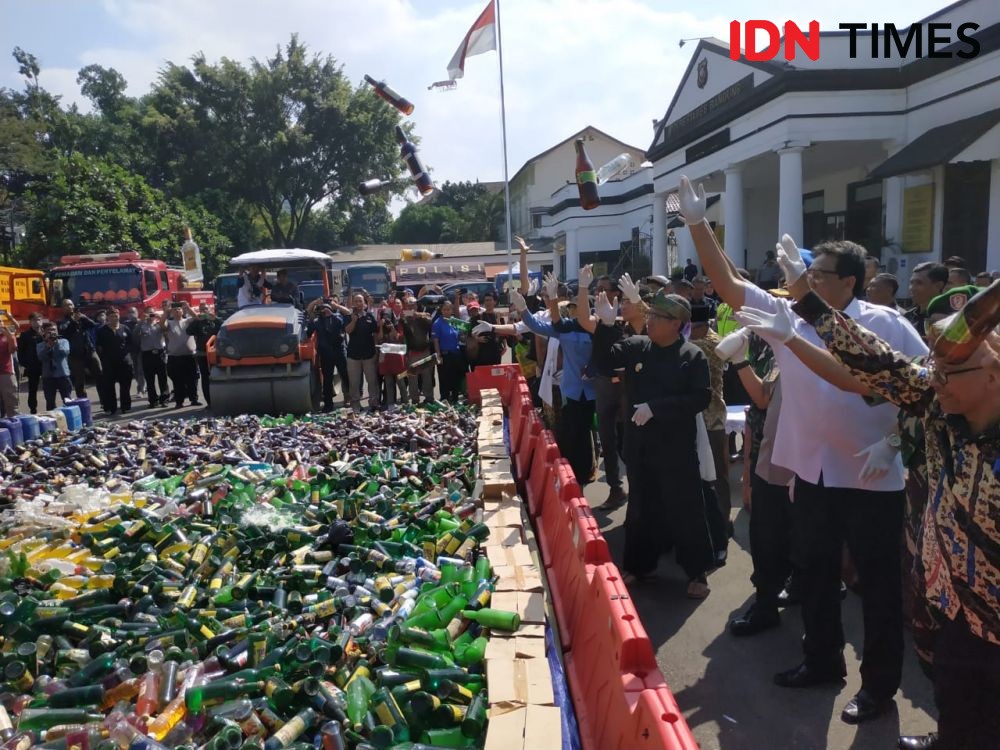 Jelang Lebaran, Polrestabes Bandung Musnahkan 39 Ribu Miras