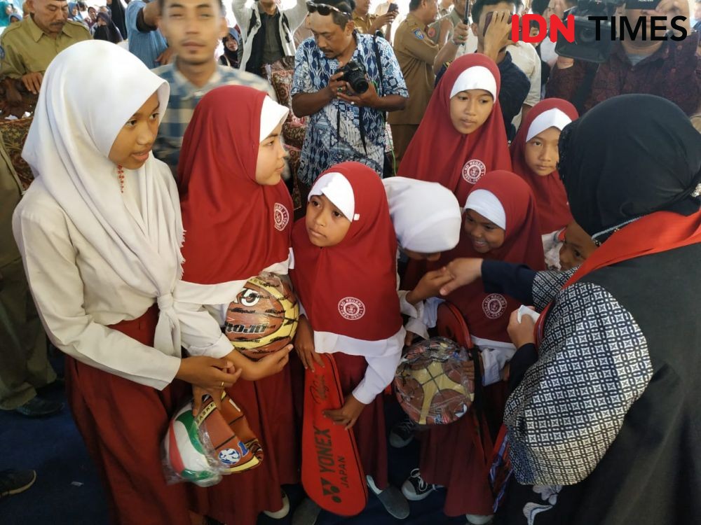 Risma Serahkan SD Bantuan Warga Surabaya ke Korban Gempa Lombok Timur