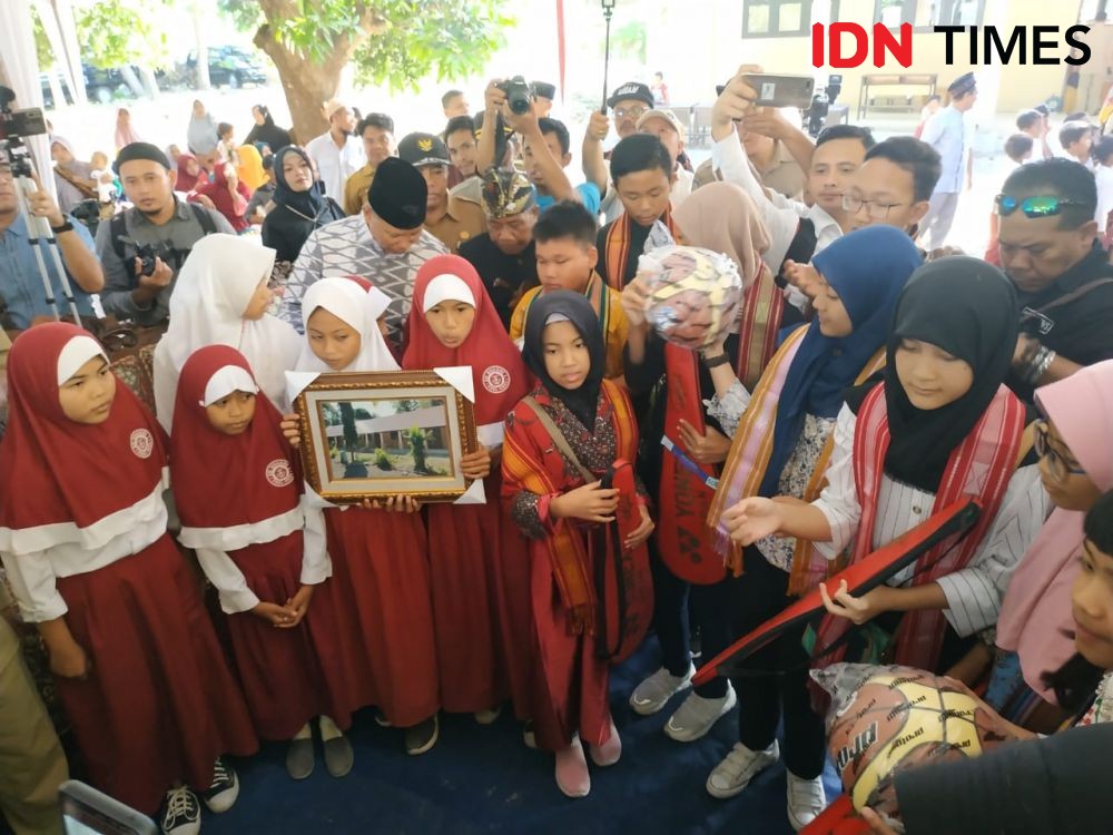 Risma Serahkan SD Bantuan Warga Surabaya ke Korban Gempa Lombok Timur