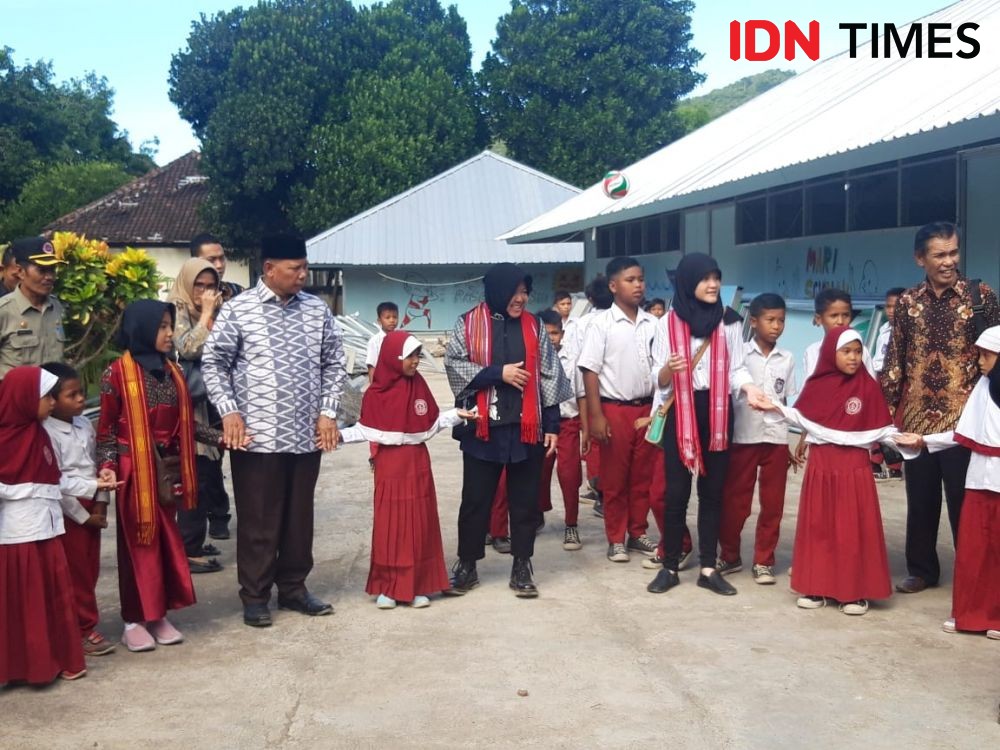 Akrabnya Siswa Surabaya dan Lombok Saat Penyerahan Bantuan Gedung