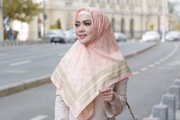 10 Potret Adem Syahrini Pakai Mukena Mahal, Cetar Membahana