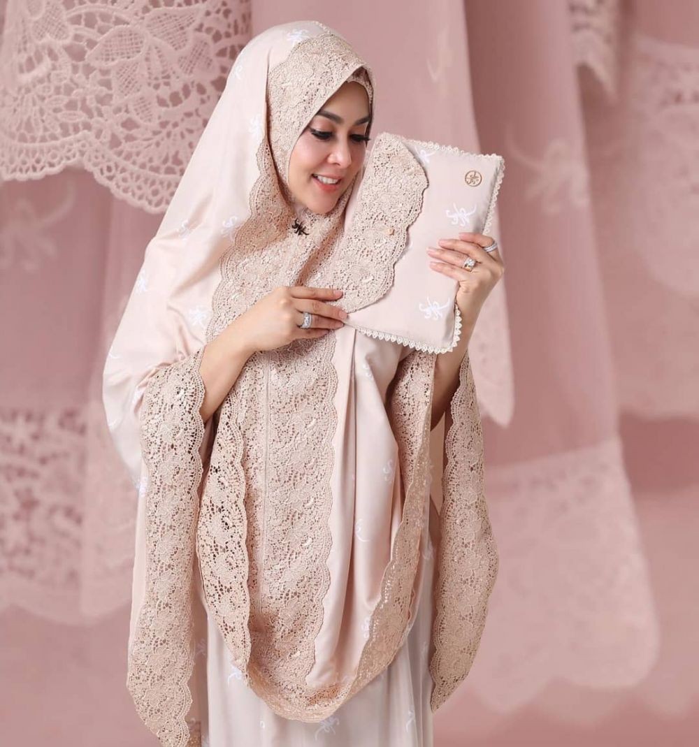 10 Potret Adem Syahrini Pakai Mukena Mahal, Cetar Membahana