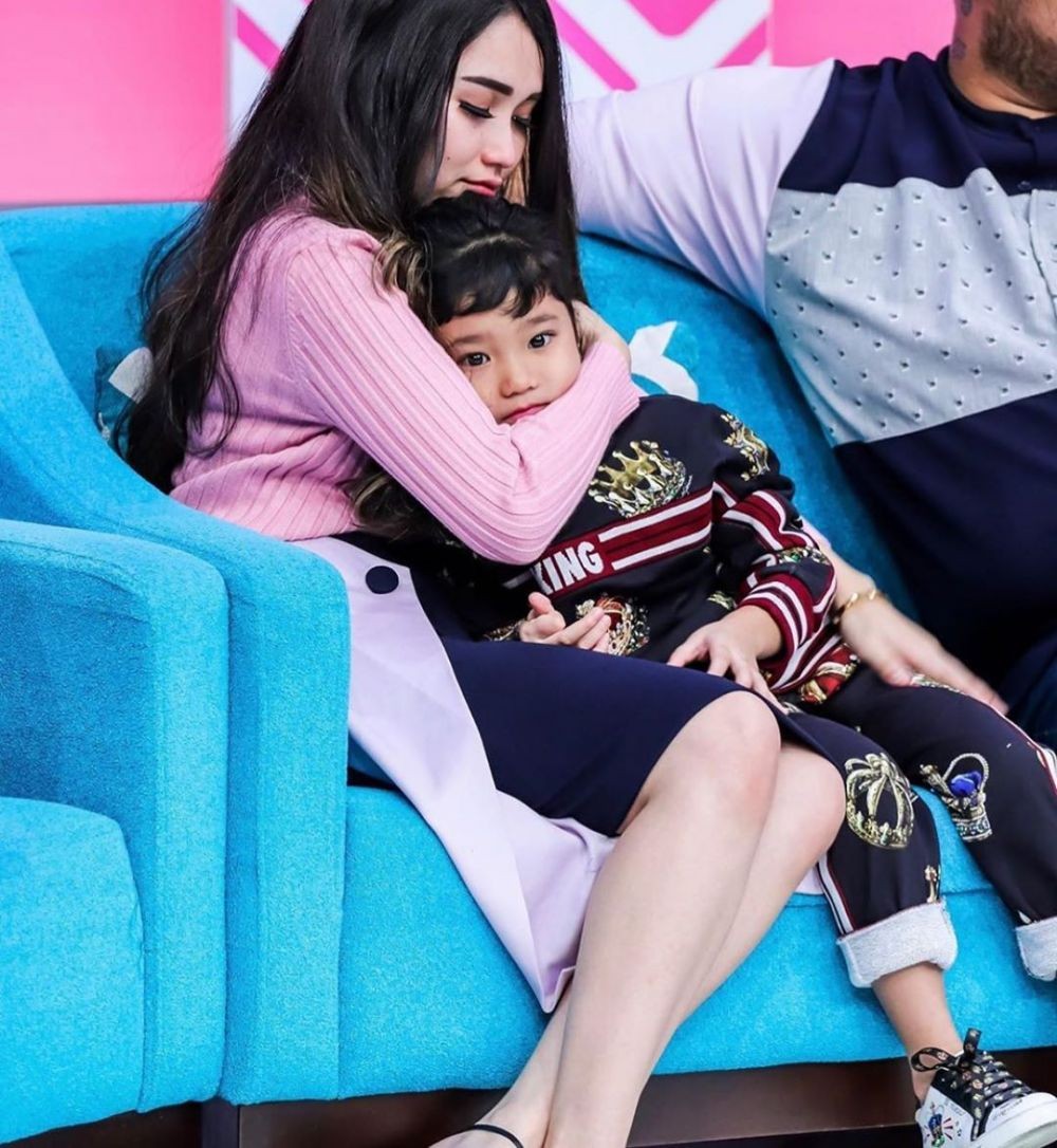 Ini 10 Momen Seru Ayu Ting Ting Ajari Bilqis Puasa di Tengah Kesibukan