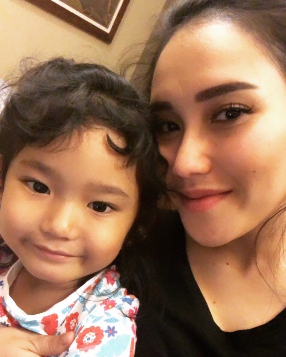 Ini 10 Momen Seru Ayu Ting Ting Ajari Bilqis Puasa di Tengah Kesibukan