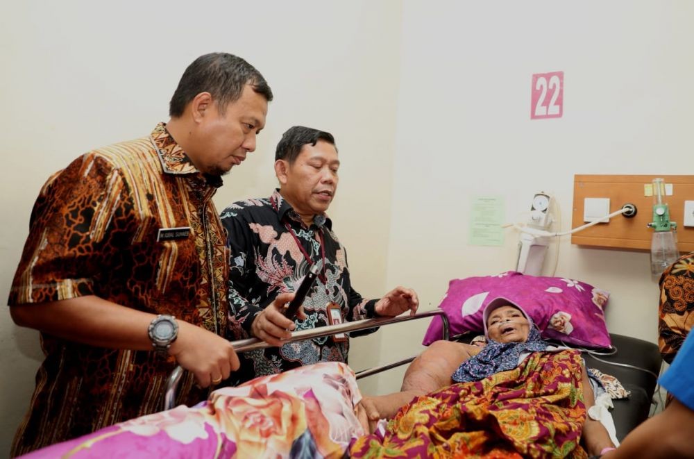 Pj Wali Kota Iqbal Besuk Dg Intang, Pasien Tumor Lengan 