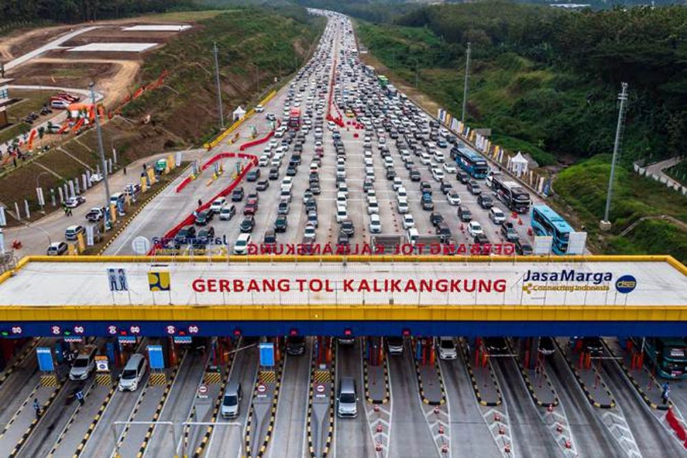 Diduga Ngantuk, Bus dari Jakarta Seruduk Truk di Gerbang Tol Semarang