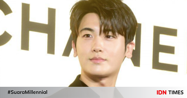 28 May 2019  Seoul South Korea  South Korean actor and singer Park Hyung sik former member of KPop boys band JEA attends photo call for the  CHANEL ParisNew York 201819 Metiers