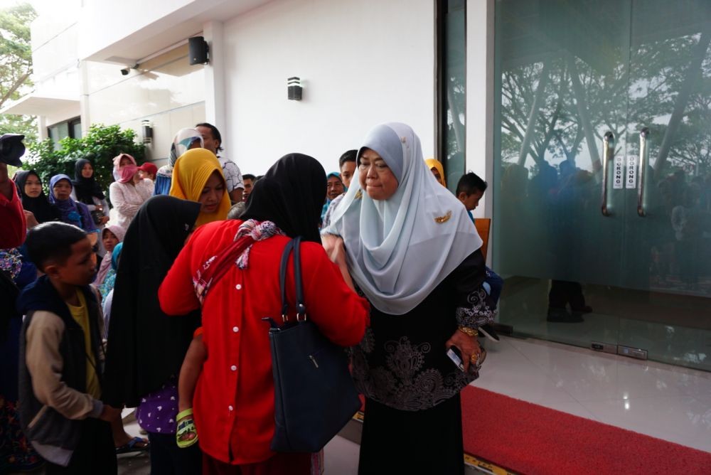 Haru, 8 Foto Saat Keluarga Tunggu Kedatangan TKI di Bandara