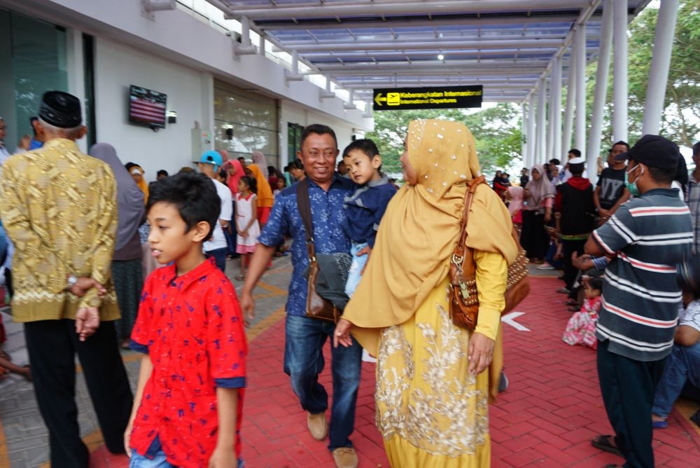 Haru, 8 Foto Saat Keluarga Tunggu Kedatangan TKI di Bandara