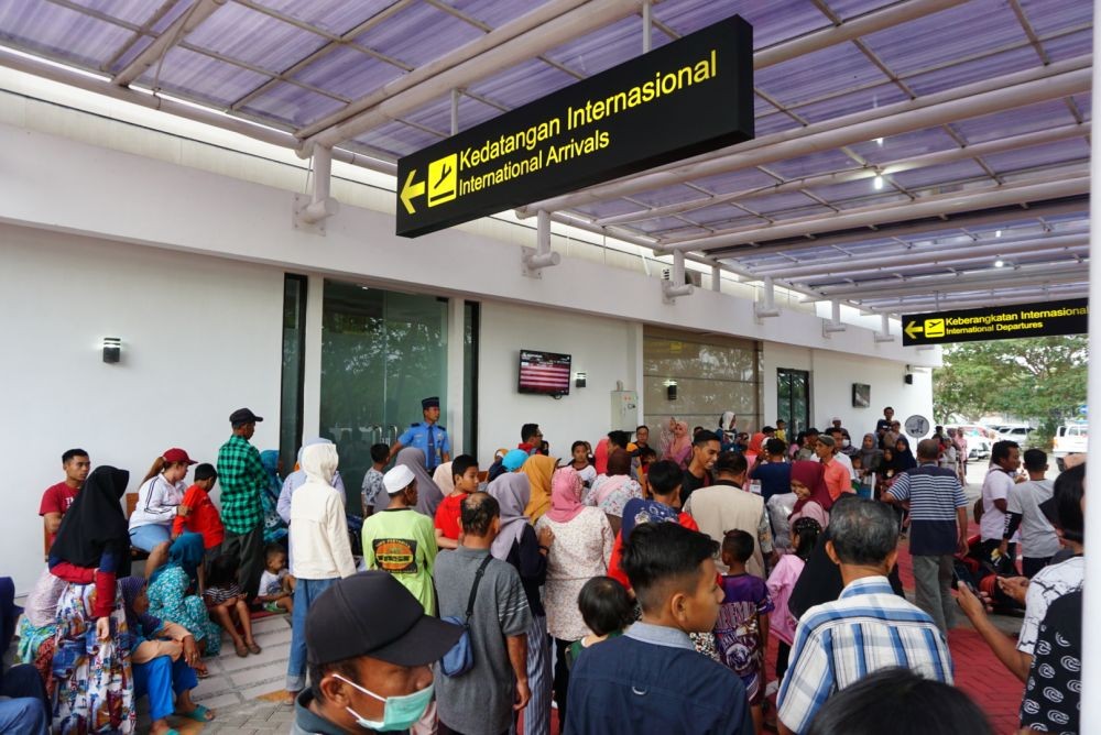 Haru, 8 Foto Saat Keluarga Tunggu Kedatangan TKI di Bandara