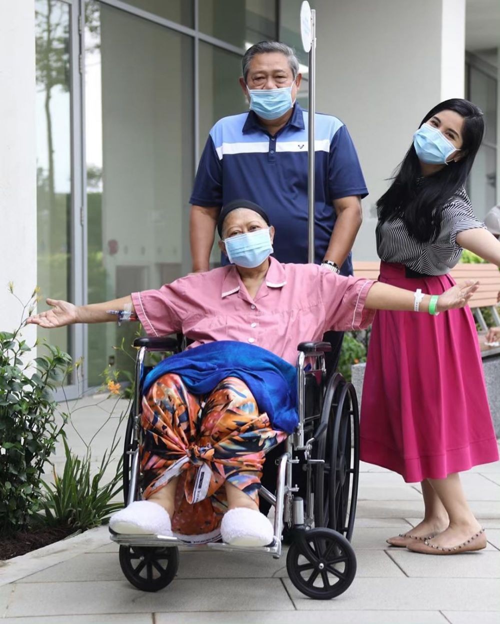 Sontek Nih 7 Padu Padan Gaya Feminin ala Annisa Pohan