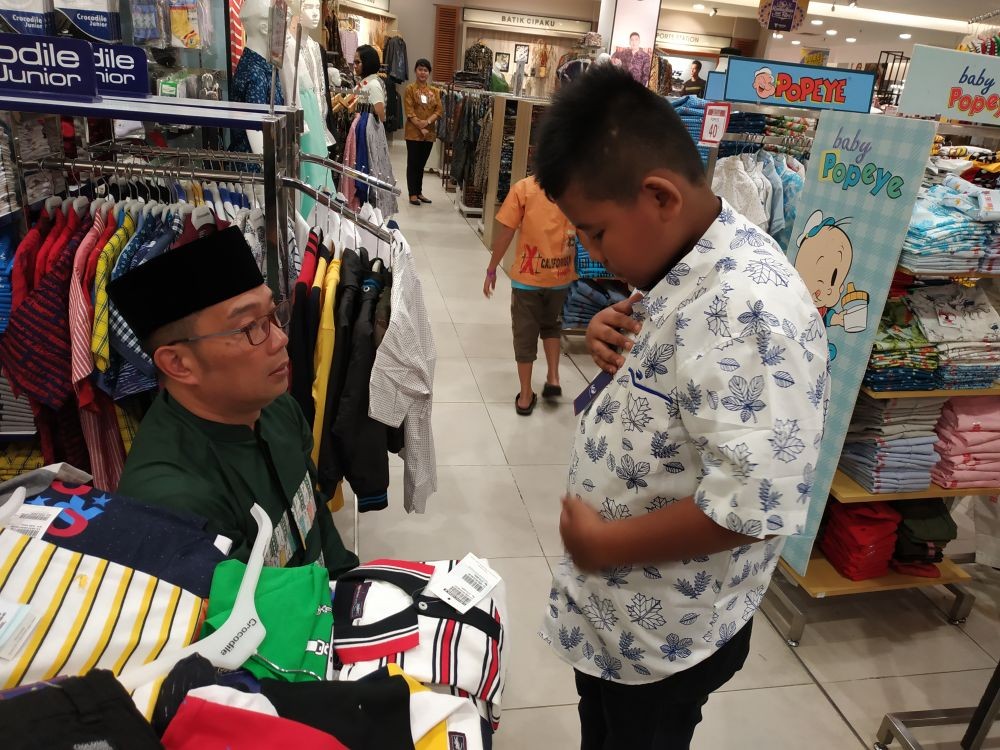 Momen Haru Saat Ridwan Kamil Ajak 29 Anak Yatim Berbelanja di Mal