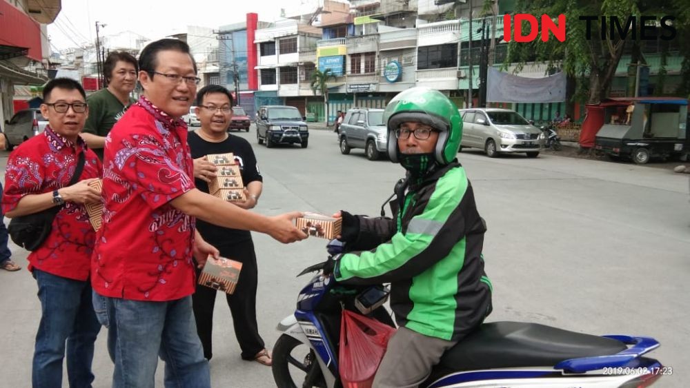 Wujud Keberagaman, Warga Tionghoa Bagi Makanan Berbuka Puasa di Medan