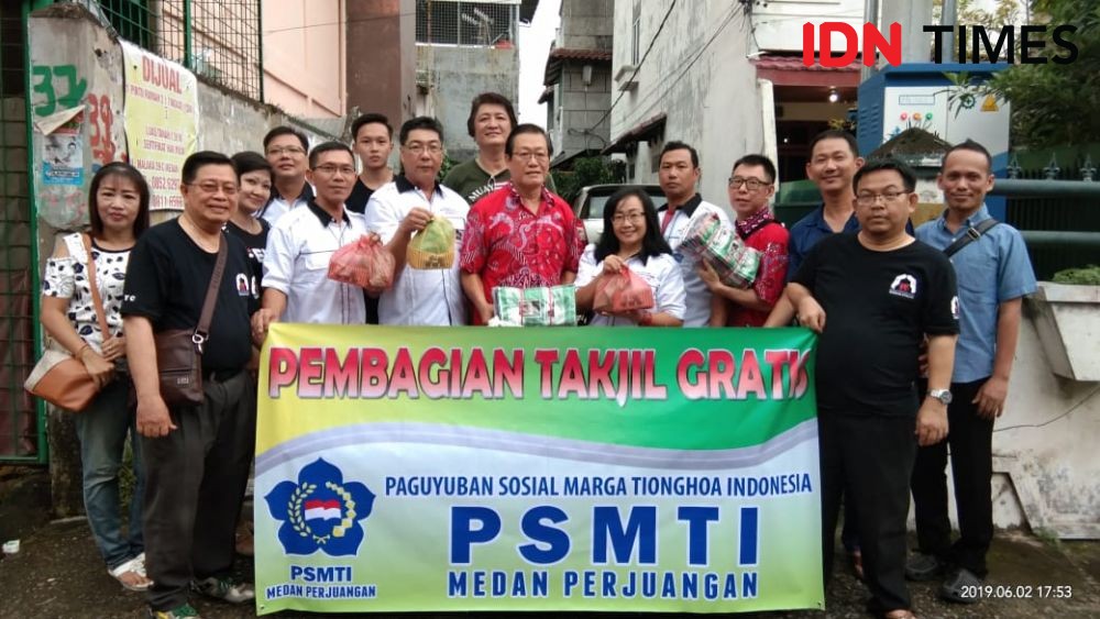 Wujud Keberagaman, Warga Tionghoa Bagi Makanan Berbuka Puasa di Medan