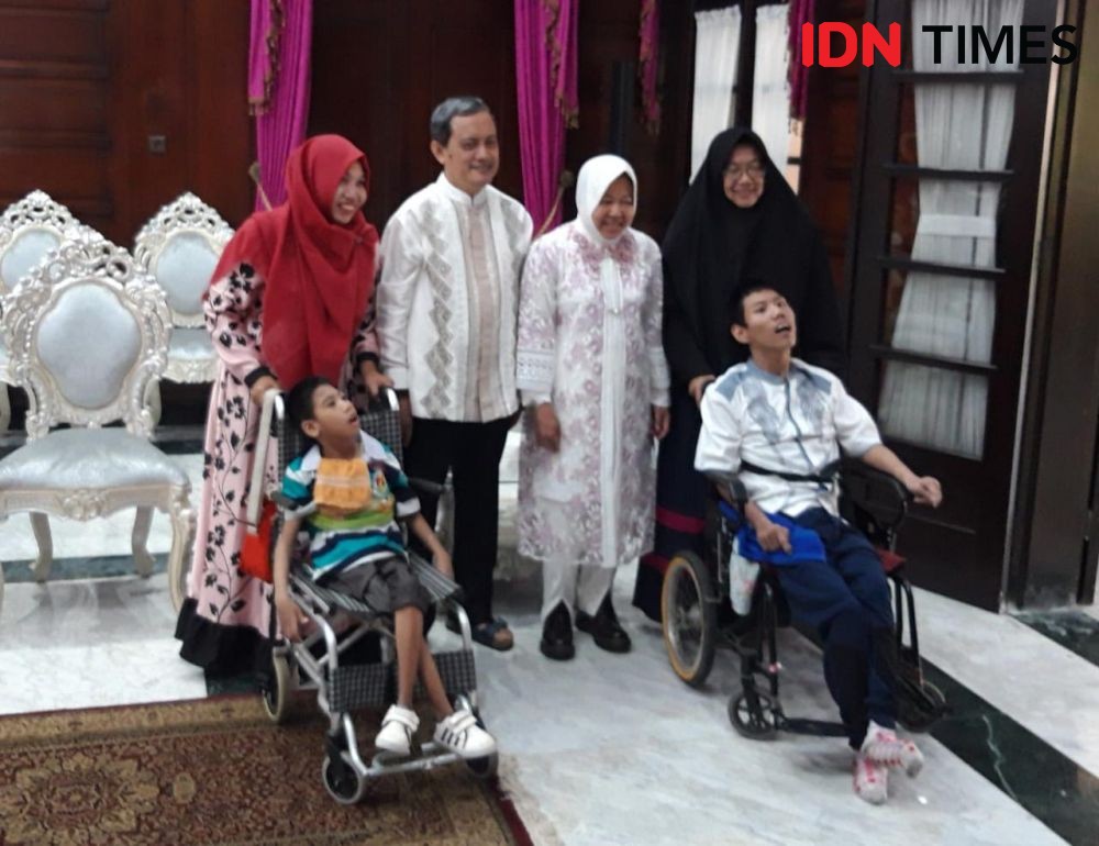 Momen Lebaran, Risma Berikan Kursi Roda Miliknya ke Anak Disabilitas