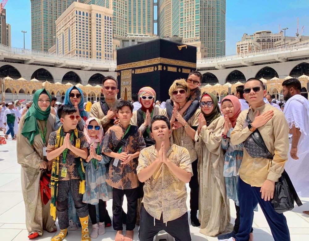 10 Potret Kompak Gen  Halilintar  Lebaran di Mekkah Penuh 