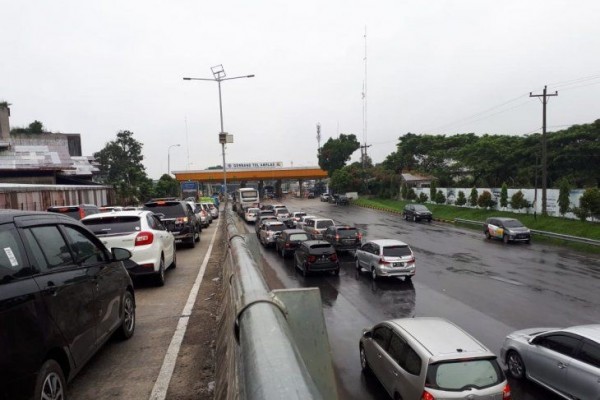 Lebaran Hari Kedua, Pintu Tol Tebingtinggi dan Amplas Macet