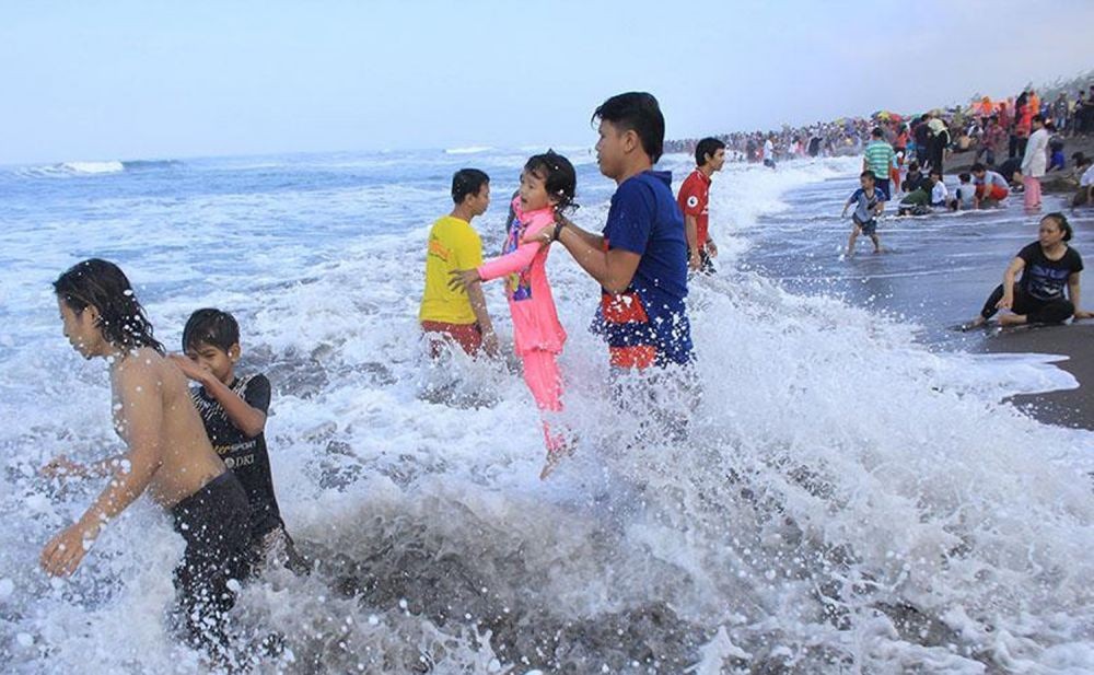 Tiga Wisatawan Tersapu Ombak Pantai Suwuk, Dua  Belum Ditemukan
