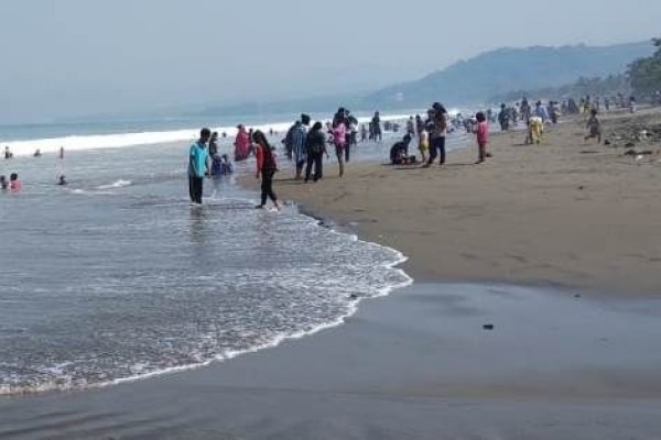 Meski Ombak Pasang Laut Palabuhanratu Tetap Diserbu