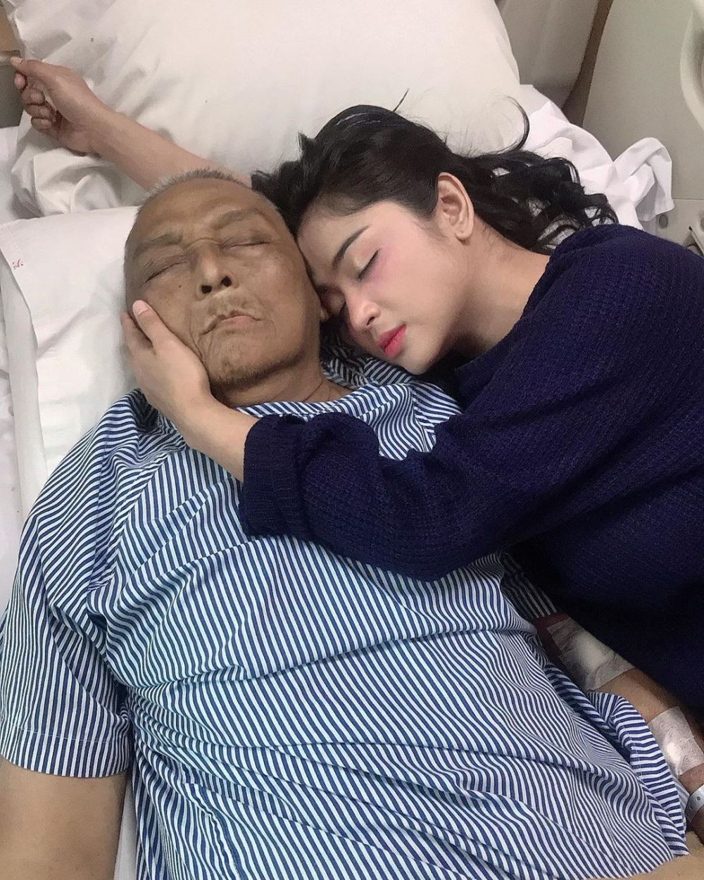 10 Kenangan Penuh Kasih Dewi Perssik Rawat Almarhum Ayah Tercinta