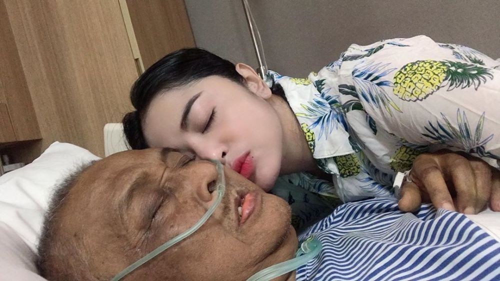 10 Kenangan Penuh Kasih Dewi Perssik Rawat Almarhum Ayah Tercinta