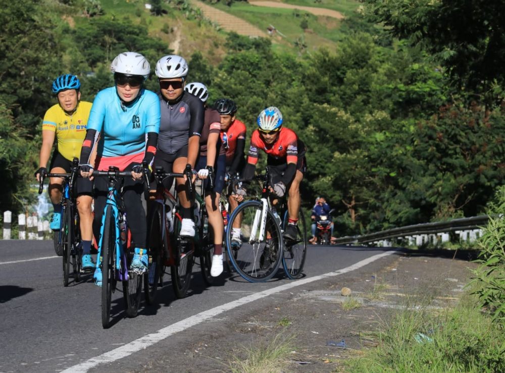 Libur Lebaran, Ganjar dan Istri Gowes di Jalur Ekstrim Gunung Lawu