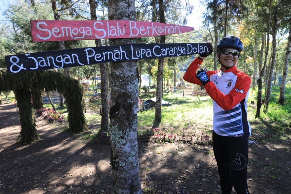 Libur Lebaran, Ganjar dan Istri Gowes di Jalur Ekstrim Gunung Lawu