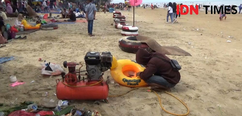 Libur Lebaran, Pemilik Sewa Pelampung di Pantai Manggar Meraup Untung 
