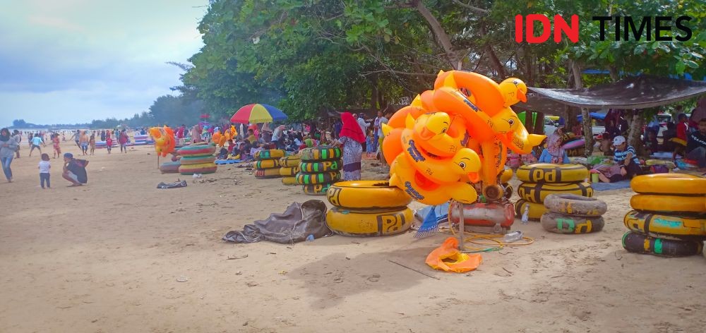 Libur Lebaran, Pemilik Sewa Pelampung di Pantai Manggar Meraup Untung 