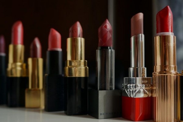 Ada Sekresi Kulit Domba, Apa Saja Bahan dalam Membuat Lipstik?