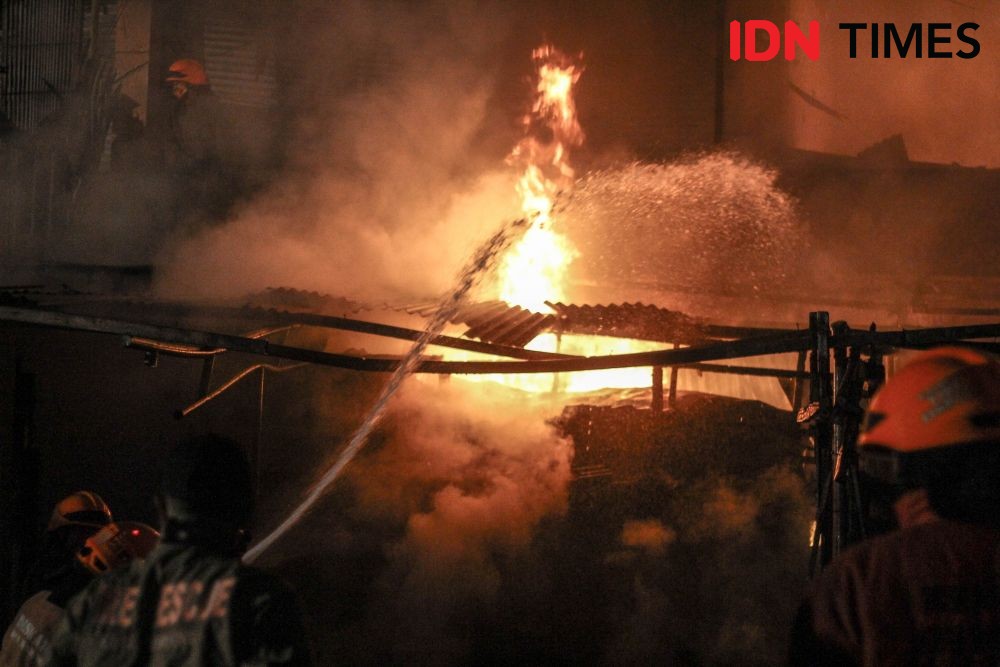 [FOTO] Melihat Kebakaran Pasar Ujungberung yang Mencekam