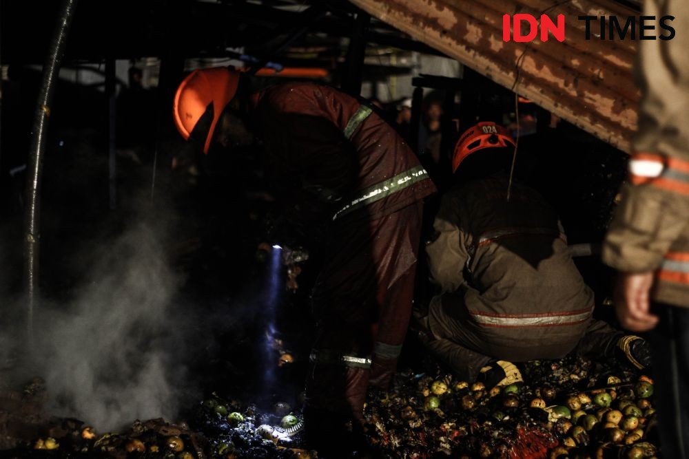 [FOTO] Melihat Kebakaran Pasar Ujungberung yang Mencekam