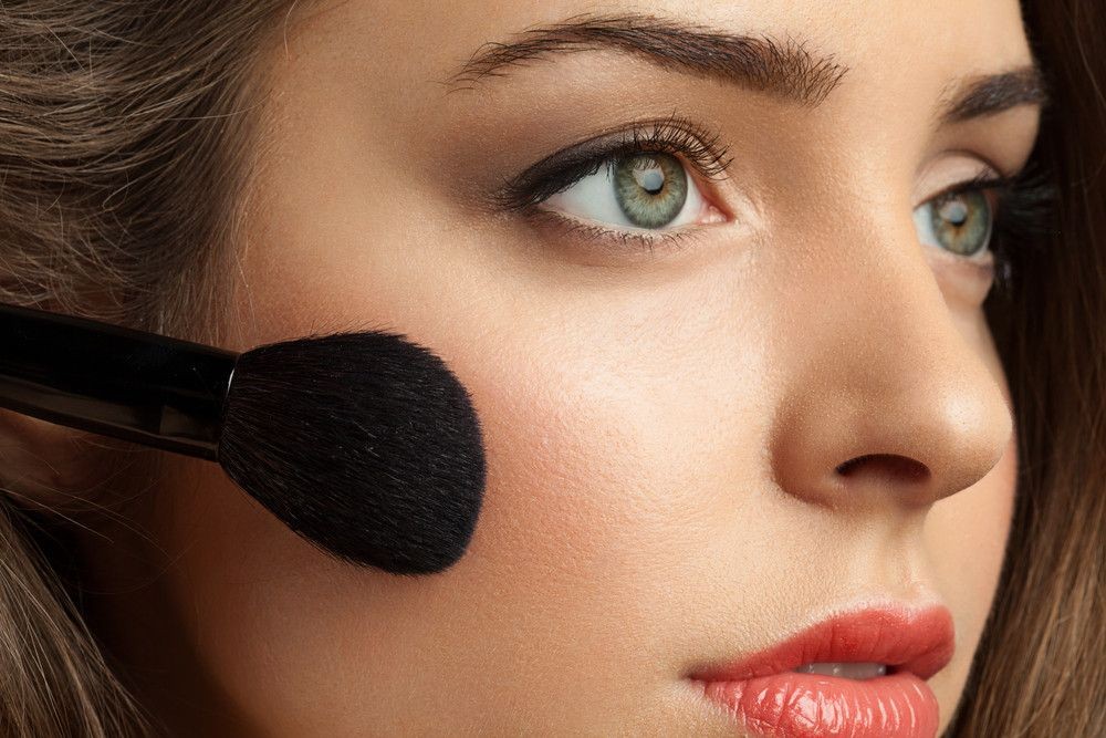Urutan Makeup Kondangan ala Model buat Pemula, Bikin Semua Melirik!
