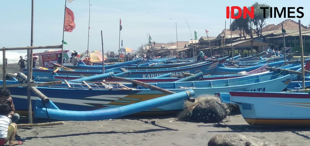 Gelombang Tinggi di Pantai Bantul, Ratusan Nelayan Puasa Melaut 