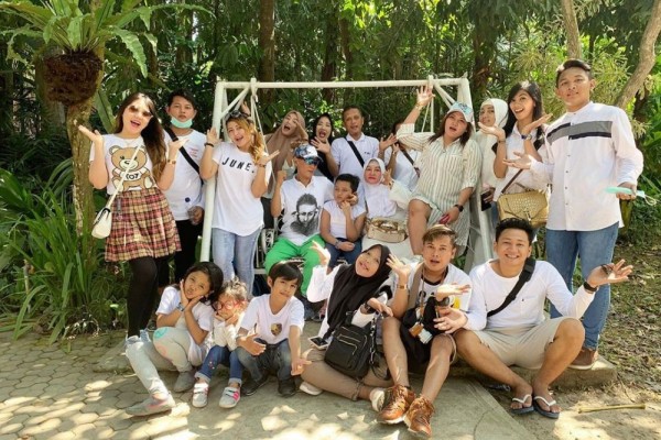 Ajak Keluarga Besar, 10 Keseruan Via Vallen Liburan di Bali