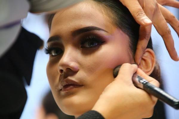 5 Cara Mengaplikasikan Liquid Blush, Bikin Pipi Merona!