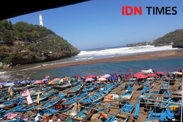 Gelombang Pasang Terjadi Pantai Baron Hancurkan Pelelangan Ikan