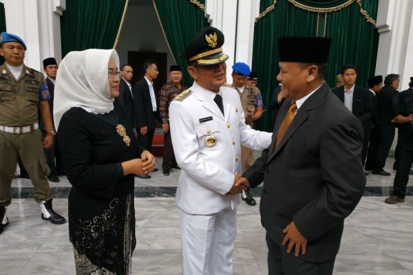 Gantikan Neneng Hasanah, Emil Lantik Eka Supria Jadi Bupati Bekasi