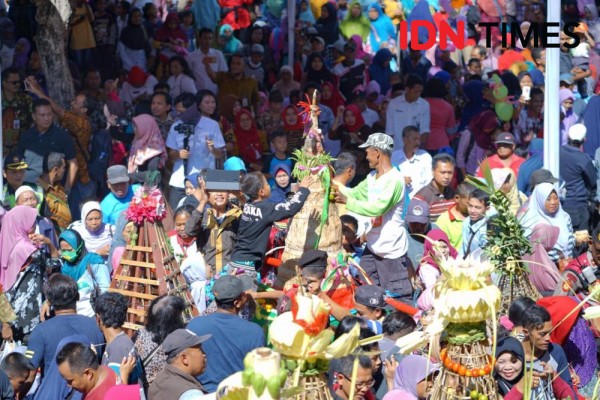 Foto-foto Rebutan Ketupat Syawalan di Waduk Rowo Jombor, Seru!
