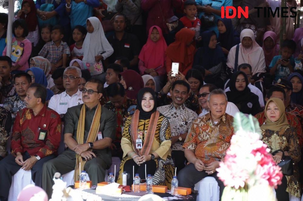 Foto-foto Rebutan Ketupat Syawalan di Waduk Rowo Jombor, Seru!