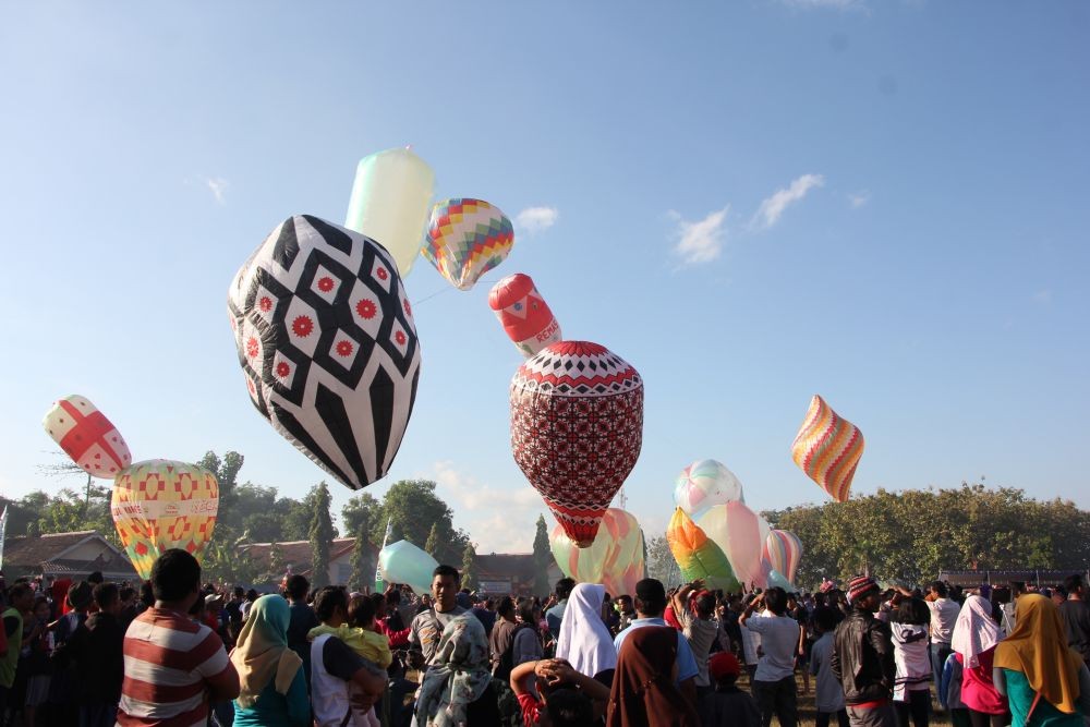 Balon Udara Liar Jatuh di Lapangan Golf Lanud Adisutjipto