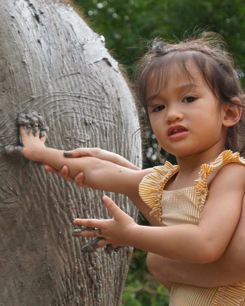 Seru! 10 Foto Liburan Keluarga Atiqah Hasiholan di Thailand