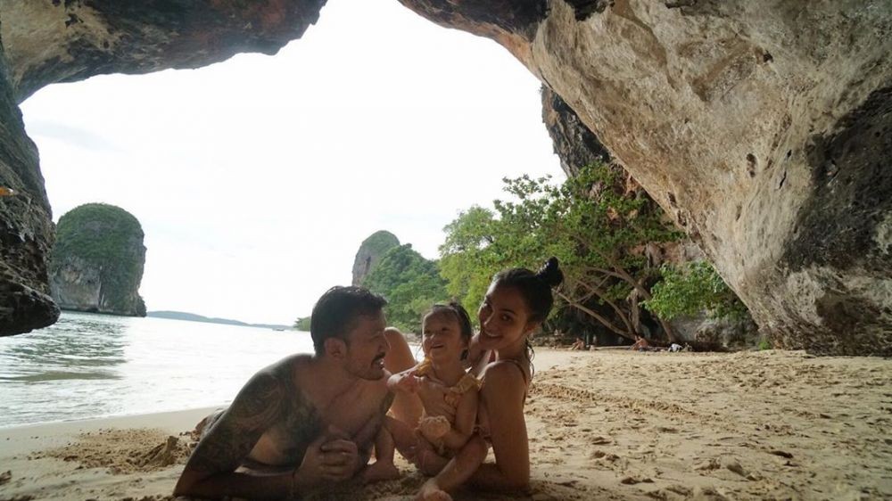 Seru! 10 Foto Liburan Keluarga Atiqah Hasiholan di Thailand